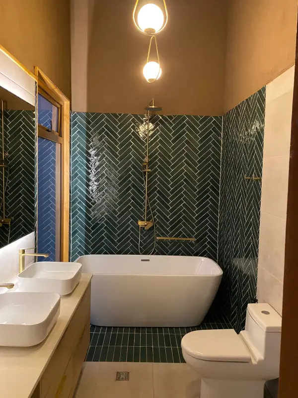 Baño principal esmeralda — Casa Chucao