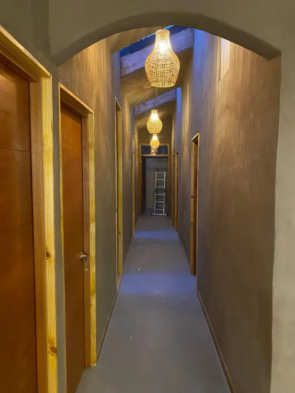 Pasillo con arcos — Casa Chucao